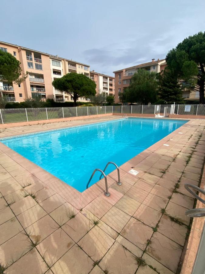 Studio Dans Residence Avec Piscine Et Tennis Frejus Ngoại thất bức ảnh